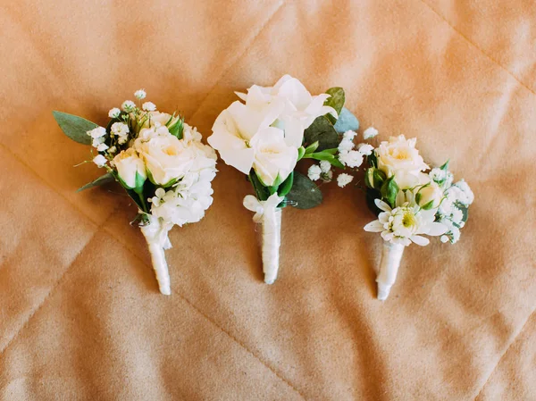Três mini-buquês de casamento consistiam de rosas brancas . — Fotografia de Stock