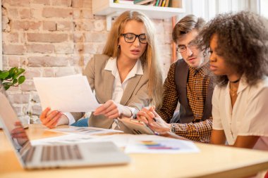 Gençlerin graphincs ellerinde bir şey tartışırken üç atış.