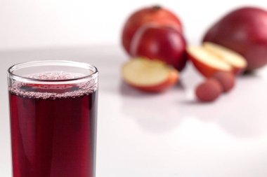 Bardak suyu beyaz arka plan üzerinde. Önden Görünüm