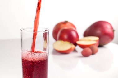 Close-Up bir cam içine dökülen suyu taze srteam.