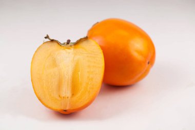 Taze hurma hangi oyulmuş yarı biri beyaz bir yüzey üzerine yerleştirilir