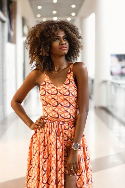 Hübsches afroamerikanisches Mädchen posiert in einem leichten Einkaufszentrum. — Stockfoto