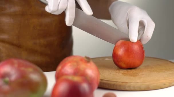 La vista de cerca del hombre cortando cuidadosamente la manzana roja . — Vídeo de stock