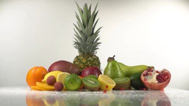 Nar tohumları sonbaharda elma, kivi, ananas, çilek ve limon ile masada.