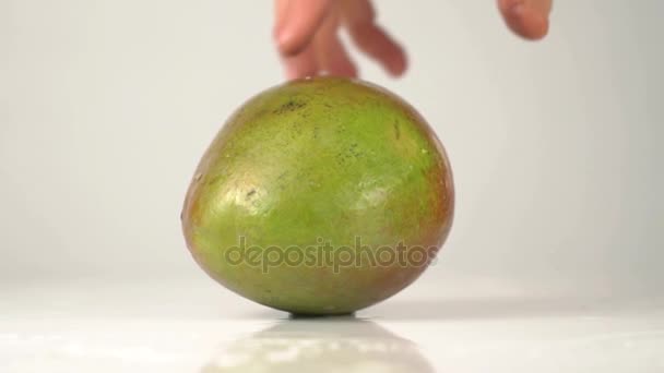 手指纺纱读取和绿色梨子在桌子上. — 图库视频影像