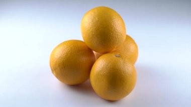 Piramit dört portakal farklı kişiler tarafından alınan oluşuyordu. Yan görünüm