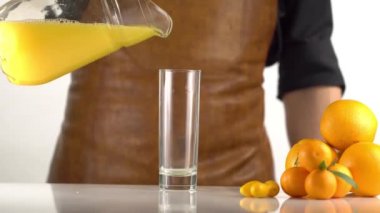 Yüksek cam içine düşen portakal suyu yakından görmek mandalina yerleştirilir.