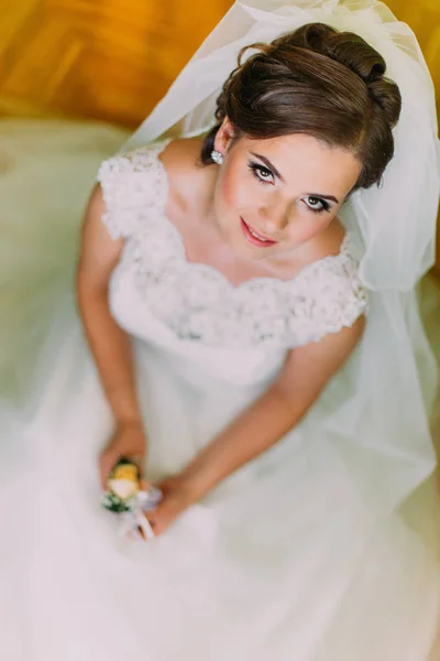 Bella giovane sposa caucasica fotografato dall'alto è seduto e tenendo i fiori — Foto Stock