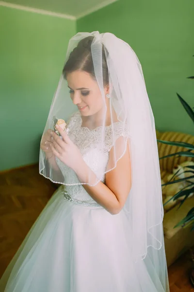 Retrato de novia joven sensual velada con flor — Foto de Stock