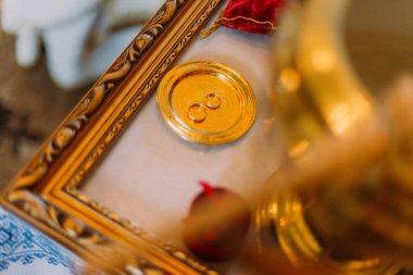 Tören bown oyma ile kilisenin sunak üzerinde iki altın alyans