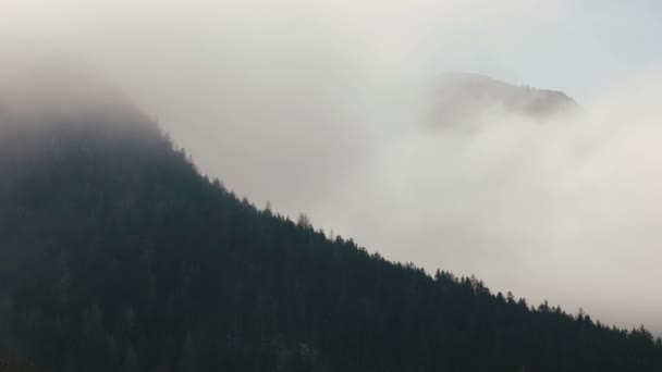 La niebla sobre las oscuras montañas . — Vídeo de stock