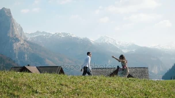 Прогулка счастливой бегущей пары в гору в хорошую погоду . — стоковое видео
