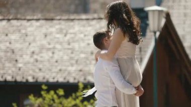 Buket ve iplik eski Rustik evlerin arka plan yuvarlak ile gülümseyen kadın kadar yükselterek adam yakından görmek.