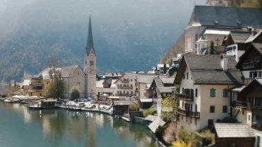 Eski şehrin muhteşem manzarasını Nehri yakınında dağlarda yerleştirilir.