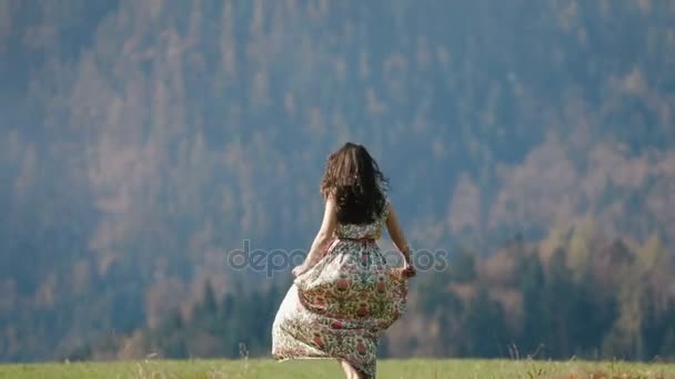 Den horisontella närbild av flickan i lång klänning åtnjuter de fri tid i bergen under våren. — Stockvideo