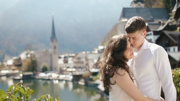 Das sich umarmende und küssende Paar verbringt seine Zeit in der in den Bergen am Fluss gelegenen Altstadt. — Stockvideo