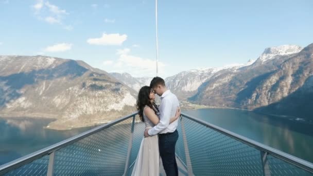 La coppia vestita d'epoca si abbraccia mentre viaggia in barca sullo sfondo delle montagne pure . — Video Stock