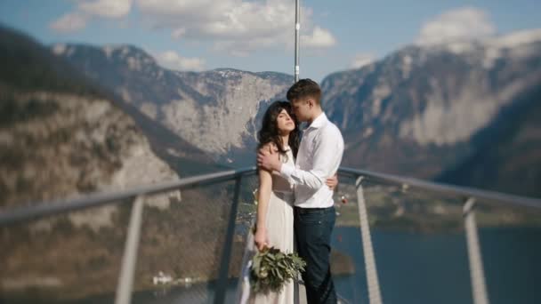 La sensible vista al aire libre de la pareja abrazada durante su viaje en barco por las montañas . — Vídeos de Stock