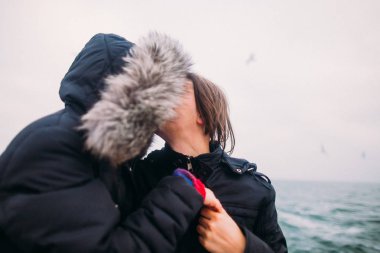 Mutlu bir evlilik kavramı. Kış giyim güzel bir öpüşme çift portresi. Düğün günü. Yakın çekim. Romantik Balayı