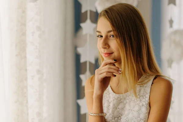 Het mooie close-up portret van de lachende blond tienermeisje. — Stockfoto