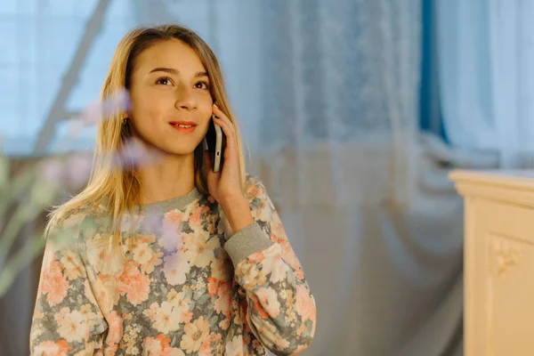 The close-up portrait of the young teenager talking via the mobile phone. — Stock Photo, Image