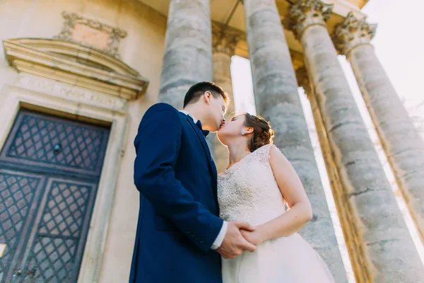 Beijar recém-casados perto do castelo antigo. A vista para baixo . — Fotografia de Stock