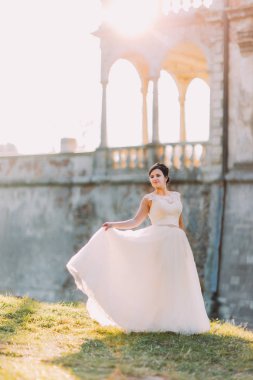 Gün batımı sırasında eski sarayın arka plan, şık gelin tam uzunlukta görünümünü.