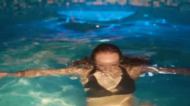 Kadın suya Dalış, geliyor ve saç sıralama.