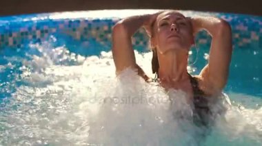 Yakın çekim portre rahatlatıcı ve jakuzide saç dokunmadan kadın.