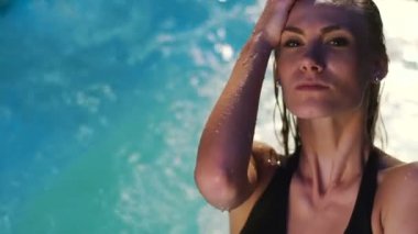 Havuzda poz güzel kadın yakından görmek.