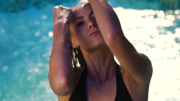 A visão de close-up da mulher sexy posando, tocando o cabelo na piscina . — Vídeo de Stock