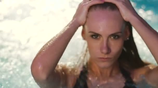 A mulher está a separar o cabelo molhado da piscina. Vista de perto . — Vídeo de Stock