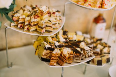 Düğün pastaları desset kürsüye yerleştirilen chocolade ile kompozisyon.