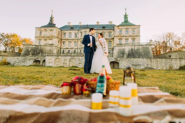 Uśmiechający się para jest spędzać czas i romantyczny piknik w ogrodzie zamku antyczne. — Zdjęcie stockowe