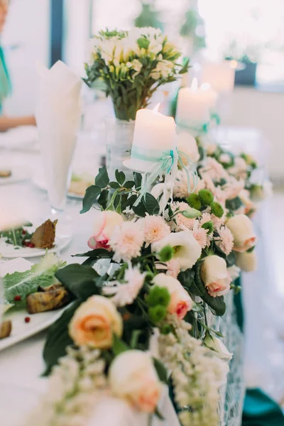 A vista lateral close-up das rosas que decoram o conjunto de mesa de casamento . — Fotografia de Stock