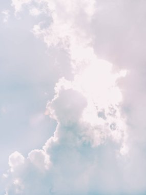 Güneşli gökyüzü beyaz bulutlarla kaplı.