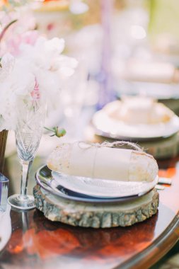 Yan dikey fotoğraf düğün sofra. Kraft kağıt ve ip sarılmış ekmek ahşap stand plaka altında bulunur.