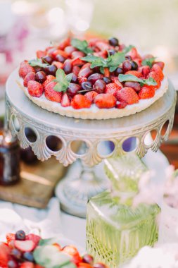 Yukarıdaki görünümü düğün sünger kek kiraz ve çilek ile dekore edilmiş üzerine kurulu kek üzerine yerleştirilen.