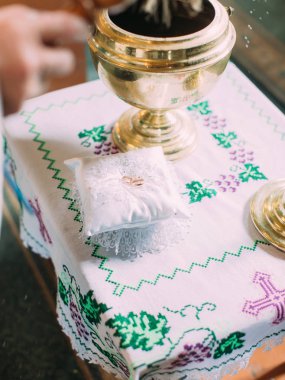 Beyaz yastık üzerinde altın yüzük düğün.