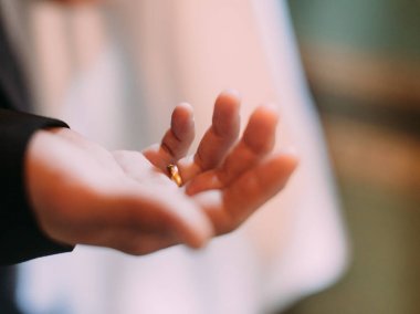 Altın alyans damat eliyle.