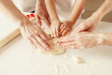 Üç beyaz yüzeyde hamur yapma kişinin.