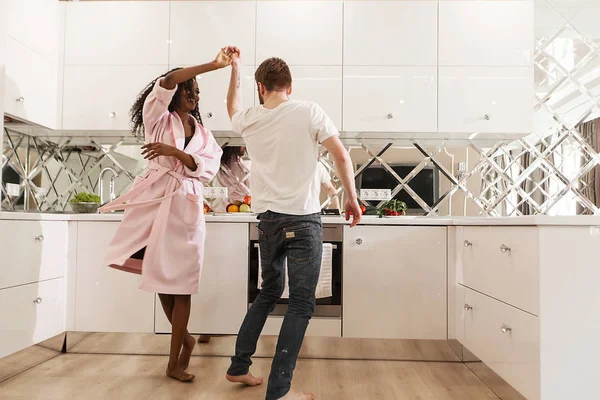 아름 다운 부부 집에서 부엌에서 춤을 하는 동안 웃 — 스톡 사진