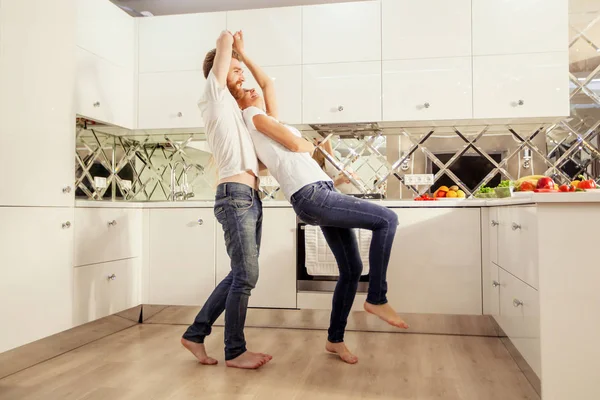 주방에서 춤을 추는 젊은 부부. — 스톡 사진