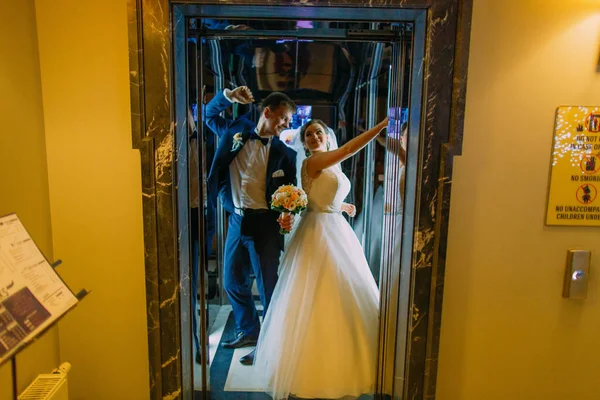 Os recém-casados dançarinos no elevador . — Fotografia de Stock