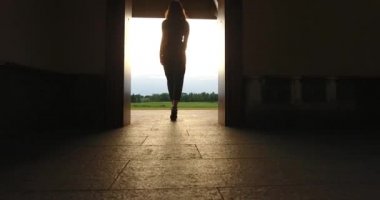 Evden çıkarken ve manzara izlemek kadın aşağı arkadan görünüm.