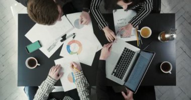 Grafik ve çizelgeler kullanarak iş sorunu çözme takım görünümünü yukarıda yakın çekim. İşadamı dizüstü bilgisayarı gösteren.