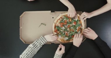 Dört arkadaş dilim pizza alarak el yakın çekim Üstten Görünüm.