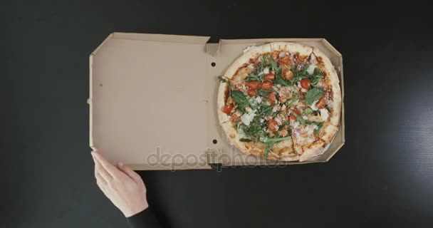 Close-up di atas tampilan tangan pria yang membuka kotak dengan pizza. Teman-teman mengambil bagiannya. . — Stok Video