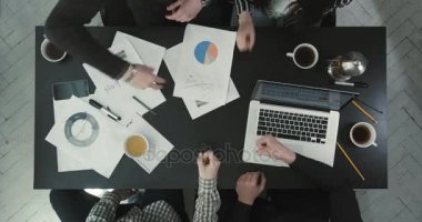 Taş-kağıt-makas yardımı ile kendi sorunları çözme İşadamlarından yukarıdaki görünümü.