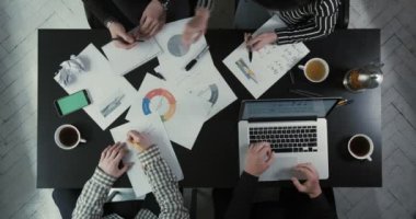 Yukarıdaki Görünüm grubunda Grafik ve dizüstü kullanarak iş sorunları altında. Kadın adamla tartıştığını.